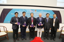 CUHK presents souvenirs to the experts and guests of the conference.