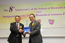 Prof. Rocky S. TUAN, Vice-Chancellor and President of CUHK (left) presents a souvenir to Prof. Lap-Chee TSUI.