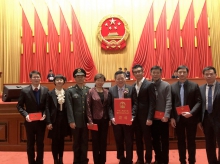 Prof. Tony MOK, Li Shu Fan Medical Foundation Professor of Clinical Oncology and Chairman of the Department of Clinical Oncology at the Faculty of Medicine at CUHK (fourth from right), collaborated with Prof. Yi-Long WU (centre) and his team from Guangdong General Hospital at the Guangdong Academy of Medical Sciences in lung cancer researches. Their project entitled ‘Development and Promotion of Molecular Targeted Therapy for Lung Cancer Patients’ has been honoured with the State Scientific and Technological Progress Award second-class award.