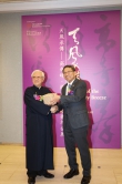 Prof. Rocky S. Tuan, Vice-Chancellor and President, CUHK presents a souvenir to Prof. Au Ho-nien.