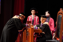 Dr. Norman N.P. Leung, Chairman of the Council, CUHK presents the Seal of the Vice-Chancellorship to Professor Rocky S. Tuan.