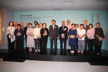 Professor Benjamin W. Wah, Provost, CUHK presents souvenirs to donors of the exhibits.