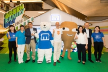 Dr Rebecca Lee (Founder of the Polar Museum Foundation) (2nd left), Professor Rocky S. Tuan (3rd left), Mr Wong Kam-sing (5th left), Ms Imelda Chan (3rd right) and Professor Fok Tai-fai (Pro-Vice-Chancellor and Vice-President of CUHK and Chairman of the Steering Committee for Jockey Club Museum of Climate Change) (2nd right) officiate at the launch ceremony for ‘Green Family Day 2018’ and the ‘Action Monitor’