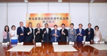 From left to right: Ms Vicky Wong, Assistant Director of Office of Institutional Advancement of CUHK; Ms Janet Chow, Director of Institutional Advancement of CUHK; Prof Nelson Chen, Director of School of Architecture of CUHK; Mr Eric Ng, Vice-President of CUHK; Prof TF Fok, Pro-Vice-Chancellor and Vice-President of CUHK; Prof Rocky Tuan, Vice-Chancellor and President of CUHK; Dr Lee Shau Kee, Chairman of Henderson Land Group; Dr Peter Lee, Vice Chairman of Henderson Land Group; Mr Martin Lee, Vice Chairman of Henderson Land Group; Dr Colin Lam, Vice
Chairman of Henderson Land Group; Mr John Yip, Executive Director of Henderson Land Group; Ms Bonnie Ngan, General Manager of Corporate Communications Department of Henderson Land Group