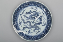 Large dish with dragon design in blue and white
Zhengtong to Tianshun, Ming Dynasty(1436-1464)
Unearthed in 2014 from northern foot of the Pearl Hill, Imperial Porcelain Factory site, Jingdezhen
Collection of the Jingdezhen Imperial Ware Museum