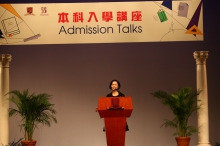 Professor Wong Suk-ying, Associate Vice-President and Director of Admissions and Financial Aid, CUHK, delivers a speech in the admission talk.