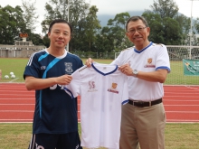 Professor TUAN  (right) presents a CUHK 55th anniversary “special edition” football jersey to Professor ZHANG as a souvenir.