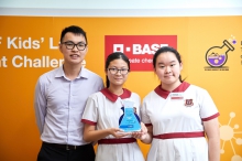 Helia Wong (right) and Phoebe Yeung (middle), the winning pair in the 2018 Kids’ Lab Experiment Challenge and F5 students from Christian Alliance S C Chan Memorial College, pose for a group photo with their chemistry teacher Chow Yun Sang.