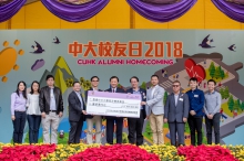 The representatives of ‘2018 Alumni Homecoming Anniversary Classes Fundraising Committee’ present a cheque of HK$1 million in support of the ‘CUHK Alumni Torch Fund’ to Prof. Benjamin Wah, Acting Vice-Chancellor.