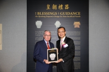 Mr. Eric S.P. Ng, Vice-President of CUHK presents a souvenir to Dr. Iain Clark, Guest Curator.