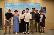 Mr. Yu Wei Huang, the Gold award winner of the “University Chinese I” class, student of Business School, CUHK (the fourth from right), Prof. Tong Yui, Assistant Professor, Department of Humanities and Creative Writing, Hong Kong Baptist University, guest judge (the third from right), and relatives and friends of Mr. Huang.