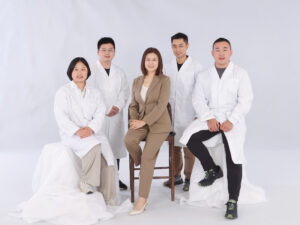 This photo features Dr Li Mingyuan (centre), Research Assistant Professor in the Department of Chemical Pathology at CU Medicine and her research team.