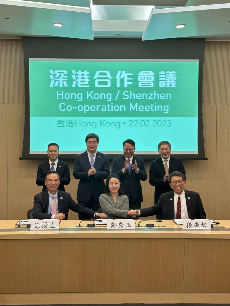 Professor Rocky S. Tuan, Vice-Chancellor and President, CUHK, and Chair of Governing Board, CUHK-Shenzhen, Professor Xu Yangsheng, President, CUHK-Shenzhen and Ms Zheng Xiuyu, Party Secretary of Education Bureau of the Shenzhen Municipality sign a tripartite supplementary agreement to strengthen partnerships.