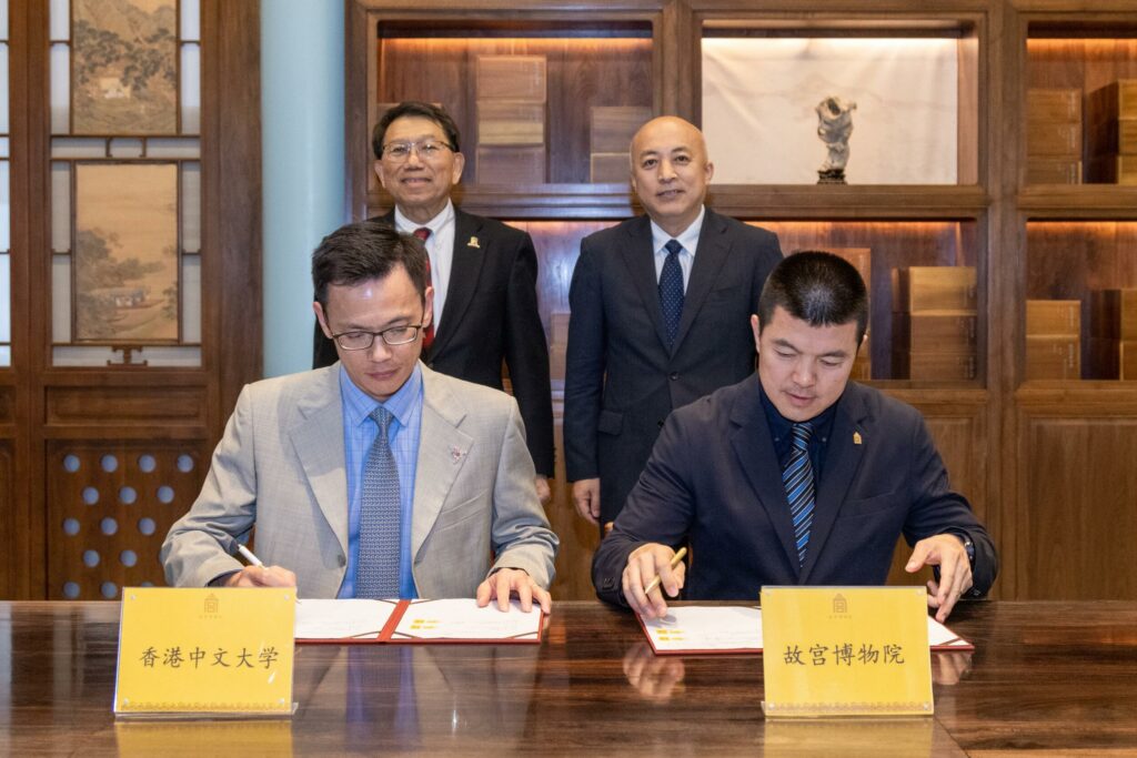 Executive Deputy Director Lou Wei (right) and Professor Josh Yiu (left) signed the agreement on the special exhibition of rare rubbings.