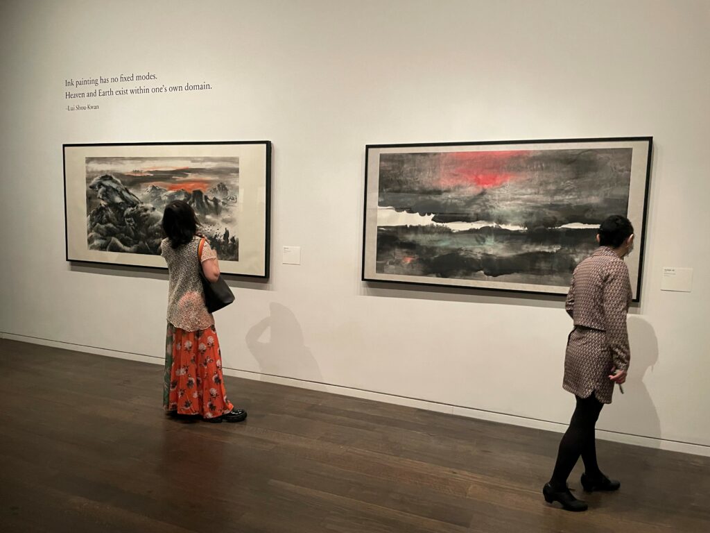 在芝加哥藝術博物館舉行的「Ink Play: Paintings by Lui Shou-kwan」展覽