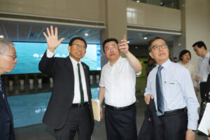 Professor Rocky S. Tuan, Vice-Chancellor and President of CUHK (2nd from left), meets with Mr Xue Kan, Communist Party Secretary of the Yangpu District (3rd from left).