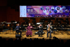 “Elite Quartet” performs “Autumn Moon Over the Calm Lake”.