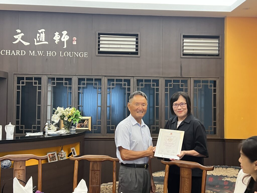 Professor Poon Wai -yin, Pro-Vice-Chancellor (Education) of CUHK (right), presents an appreciation letter to the representative of The TUYF Charitable Trust.