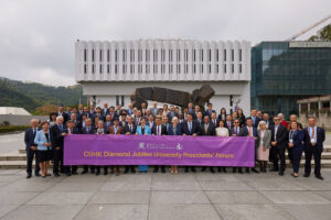 全球32所頂尖大學校長雲集中大，與多位中大代表在鑽禧校慶大學校長論壇上作深入交流。