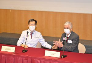 (Right) Dr. HO has been suffering from glaucoma for more than 30 years. As the condition progresses, he has to acquire stronger medication which leads to side effects such as allergy and red eye. He reminds the public to seek medical advice as soon as possible so to suffer less discomfort from treatment.