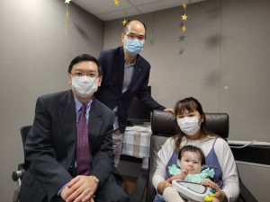 Ms. Chow’s daughter conducts the EEG test at CUHK Brain and Mind Institute.