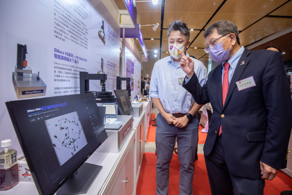 The CUHK unicorn company SmartMore introduces the latest smart technologies to Professor Rocky Tuan.