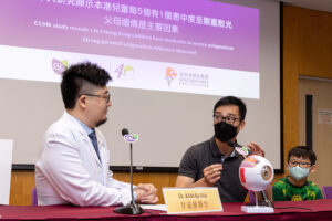 Mr Wan says he noticed his son was having difficulty to write a character neatly at the age of five and that he hadn’t had imagined it was related to visual problem. Elon was later diagnosed with astigmatism through CUHK Children Eye Care programme and then realised the reason of his learning issue.