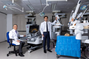 The surgical urology team from CU Medicine is the first team in the Greater China region to introduce a new modular robotic system in clinical trial and has performed 10 cases of robotic radical prostatectomy at the Prince of Wales Hospital. Initial trials showed satisfactory outcomes.<br />
<br />
The photo shows Professor Ng Chi-fai, Tzu Leung Ho Professor of Urology (left) and Dr Samuel Yee Chi-hang, Clinical Associate Professor (honorary) from Division of Urology of the Department of Surgery at CU Medicine.