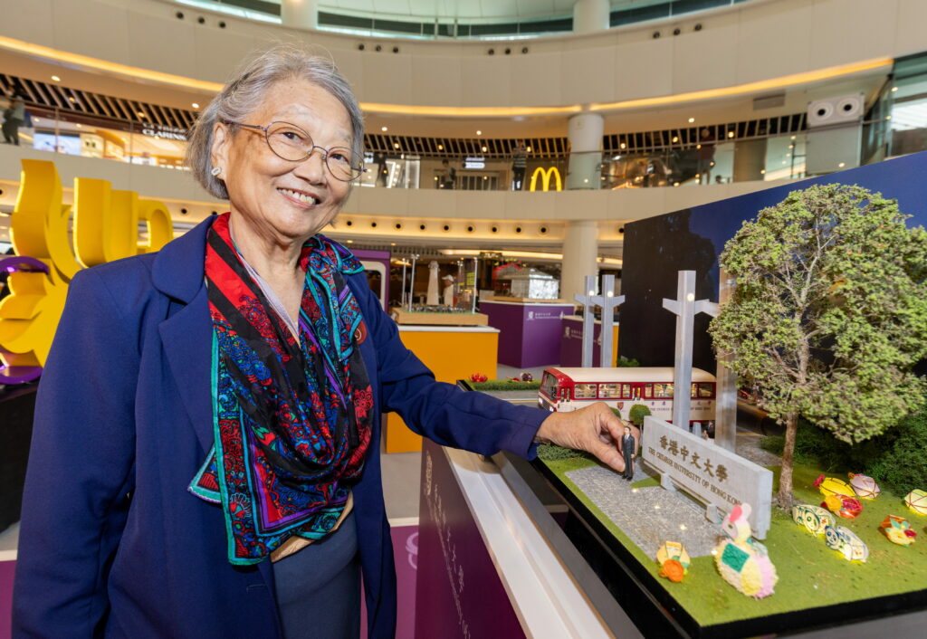 Mrs Gwen Kao places a miniature figurine of the esteemed former CUHK Vice-Chancellor and Nobel Prize laureate, Professor Charles K. Kao, at the miniaturised replica of the iconic “University Main Entrance,” fondly known as “The Four Stone Pillars.”