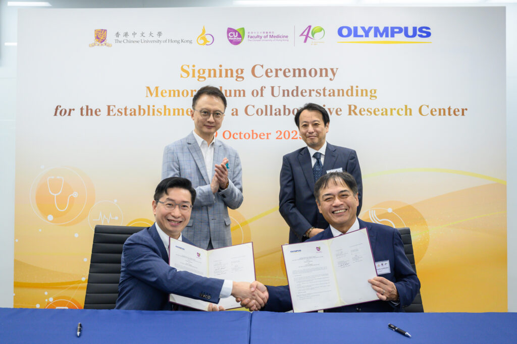 CU Medicine and Olympus Corporation (Olympus) signs a Memorandum of Understanding (MoU) to strengthen collaboration in the development of innovative technologies in endoscopy and laparoscopy, promoting translation of innovative researches to clinical practices.<br />
<br />
Professor Philip Chiu (left in the front row), Associate Dean (External Affairs) of CU Medicine and Director of CUHK’s InnoHK Multi-Scale Medical Robotics Center and Mr Hironobu Kawano, Corporate Officer and Endoscopic Solutions Division Head of Olympus Corporation signed the MoU, witnessed by Professor Francis Chan (left at the back row), Dean of CU Medicine and Mr. Akio Mitomo, Head of Medical Business of Olympus Asia Pacific.