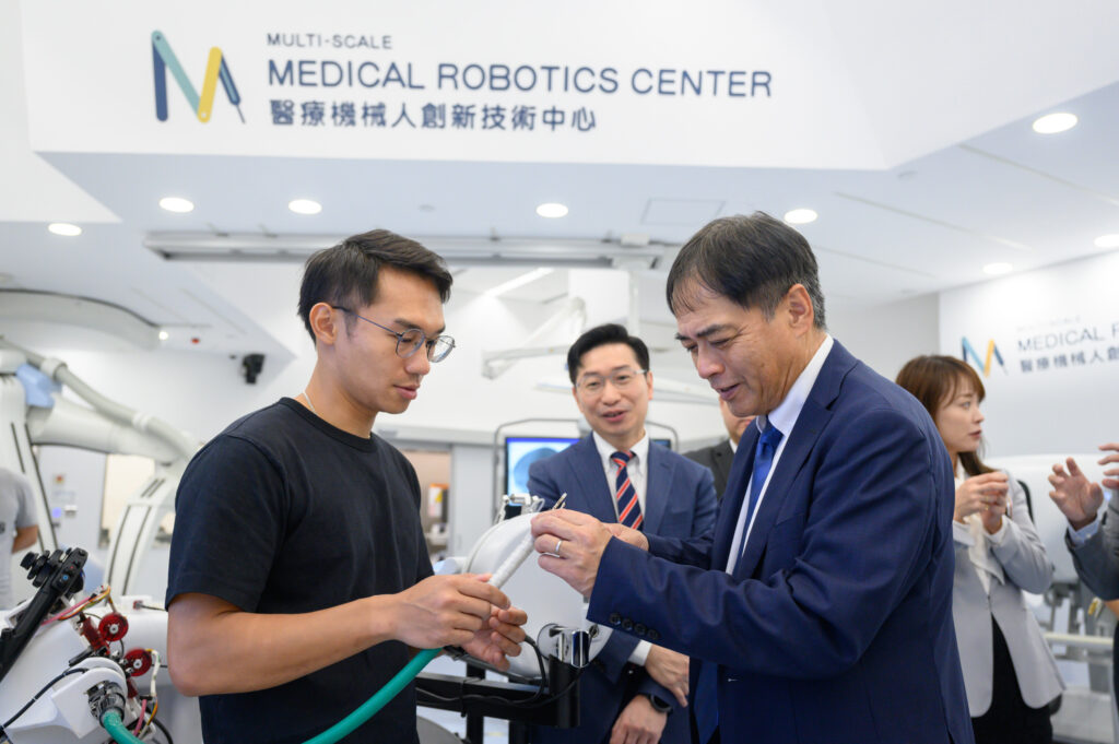 CUHK InnoHK’s Multi-Scale Medical Robotics Center presents the new endoscopic surgical robot system EndoR developed by their team to the Olympus delegation. EndoR system has just won the Gold Medal with Congratulations of the Jury at the International Exhibition of Inventions Geneva and 2023 Red Dot Award.