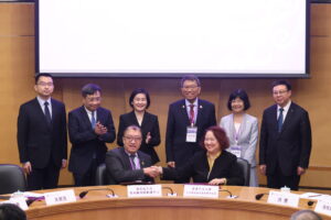 CUHK’s Professor Kwan Mei-po and the China National Space Administration’s Earth Observation System and Data Center's Director Wang Fengyu sign a memorandum of understanding.