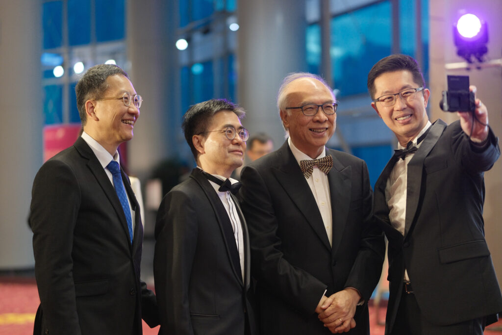 Guests mingle and take photos at the Faculty’s 40th anniversary gala dinner.