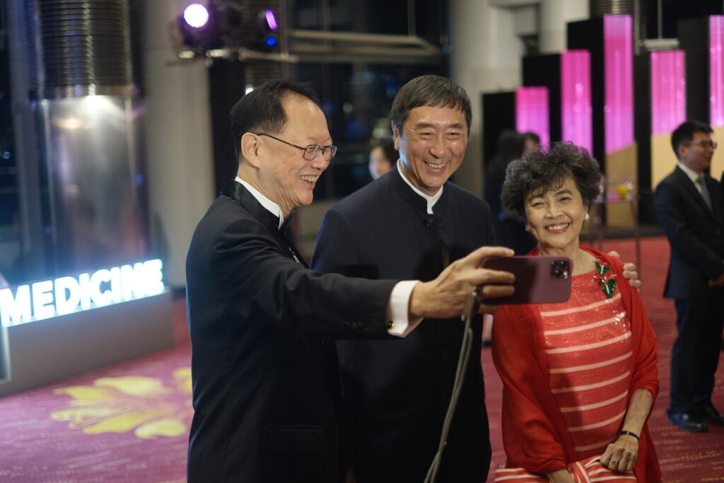 Guests mingle and take photos at the Faculty’s 40th anniversary gala dinner.