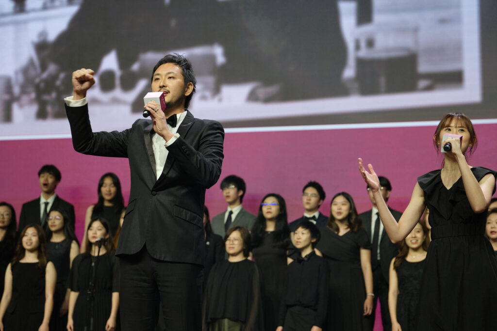 A group of students, teachers and alumni of CU Medicine sing and dance to celebrate the Faculty’s 40th anniversary.