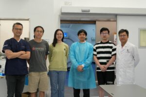 A joint multi-disciplinary team from CUHK and HKU has developed an interactive, multi-stage robotic positioner for stereotactic neurosurgery, guided by intra-operative magnetic resonance imaging (MRI). The robotic positioner is for cannula or needle instruments used in stereotactic neurosurgery, with the goal of providing more accurate and effective treatment of many neurological diseases, such as brain tumours and Parkinson’s disease.<br />
Featured in the photo are Dr Danny Chan (first from left), Clinical Associate Professor (honorary) and Head, Division of Neurosurgery, Department of Surgery, CU Medicine; Professor Kwok Ka-wai (first from right), Associate Professor, Department of Mechanical Engineering, Faculty of Engineering at HKU; and members from the research team.