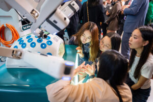 Guests learning about the endoscopic robotic surgical system which is solely created by CUHK. The system is a joint work of the research teams led by Professor Chiu and Professor Samuel Au, Professor of the Department of Mechanical and Automation Engineering, and is in the stage of clinical trial.