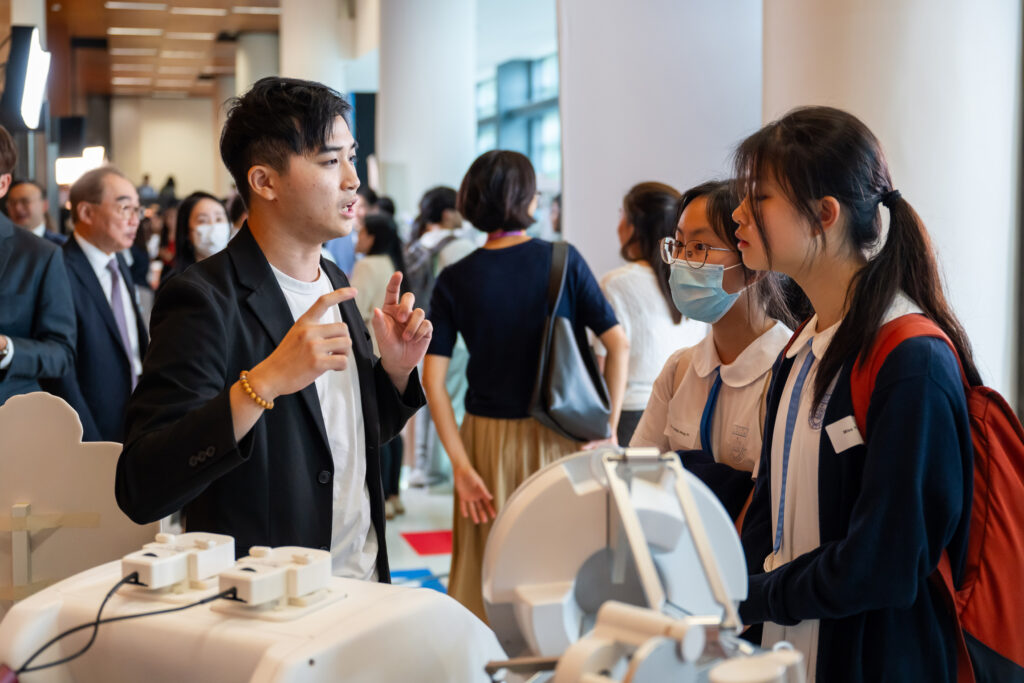 A research team member explains to secondary school students about the endoscopic surgical robot system EndoR developed by the CUHK, which was designed to improve the safety and effectiveness of endoscopic submucosal dissection (ESD) surgery. The innovation has won the Gold Medal with Congratulations of the Jury at the International Exhibition of Inventions Geneva and 2023 Red Dot Award.