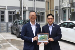 Professor Stephen Wong Heung-sang (right) presents a souvenir to Mr Victor Tai Sheung-shing.