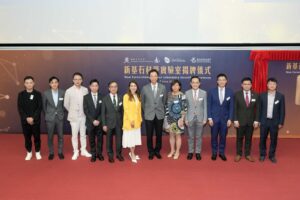 CUHK holds the unveiling ceremony of the New Cornerstone Science Laboratory, which is under the leadership of Professor Siew Ng at CU Medicine. <br />
Featured in the group photo are Professor John Chai (6th from right), CUHK Council Chairman; Dr Ronald Lam (4th from right), Director of Health of HKSAR government; the Hon Duncan Chiu (3rd from right), Legislative Council Member (Technology and Innovation Constituency); Professor Alan K.L. Chan (5th from left), Provost of CUHK; Ms Rose Wang (5th from right), Vice Chair and Secretary General of New Cornerstone Science Foundation; Professor Philip Chiu (4th from left), Dean of Medicine; Professor Francis Chan (3rd from left), Choh-Ming Li Professor of Medicine and Therapeutics; Professor Siew Ng (6th from left), the New Cornerstone Investigator; Mr Ethan Kwok (2nd from left), Deputy Director of the Greater Bay Area Public Affairs Department of Tencent; Mr Frank Ma (1st from left), Project Director of the New Cornerstone Science Foundation; Mr James Li (2nd from right), Vice President of Public Affairs of Tencent; and Mr Zhou Chuanghua (1st from right), Deputy Secretary-General of the New Cornerstone Science Foundation.