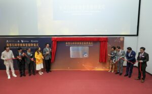 The guests unveil the plaque of the New Cornerstone Science Laboratory.