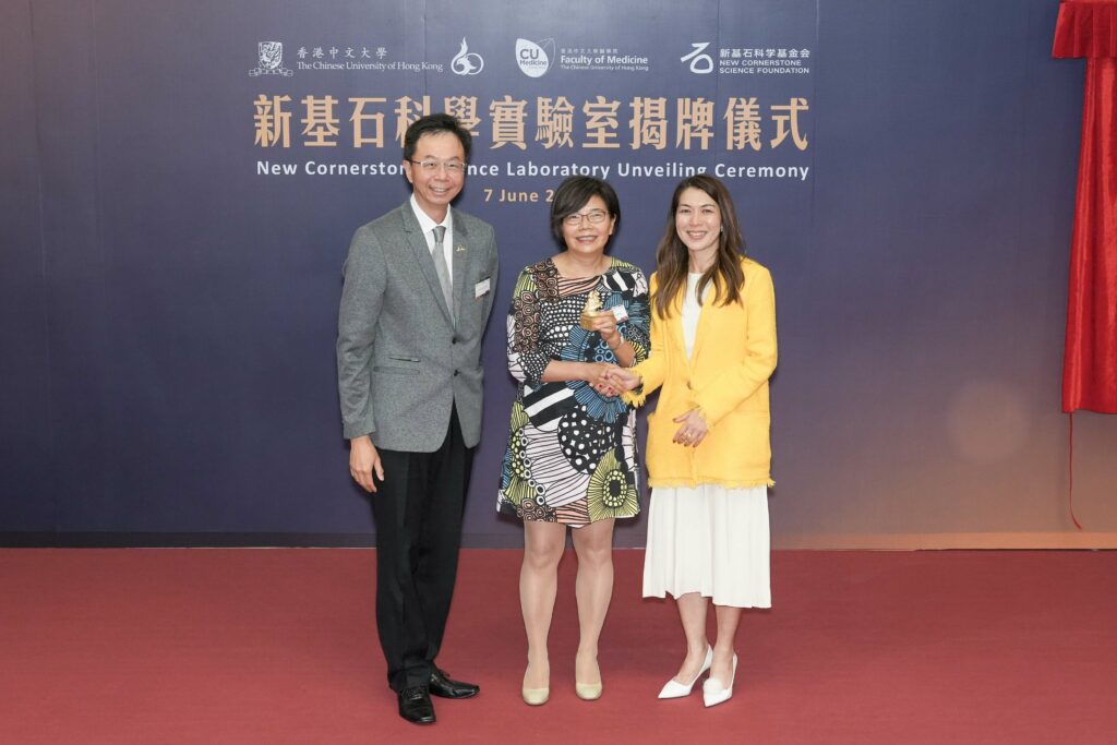 Professor John Chai and Professor Siew Ng present a souvenir to Ms Rose Wang (centre).