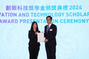 Deputy Financial Secretary Mr Michael Wong Wai-lun (right) presents the Innovation and Technology Scholarship to Feng Yalei.