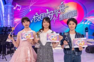 (From left to right) “The Voice of Campus – Singing Across China” Second Runner-up Li Longge, year-3 Music student at Xiamen University; Champion Hung Sum-yee, year-4 Music student at CUHK; First Runner-up Yang Xiaoying, year-4 Global Business Management student at The Chinese University of Hong Kong (Shenzhen).