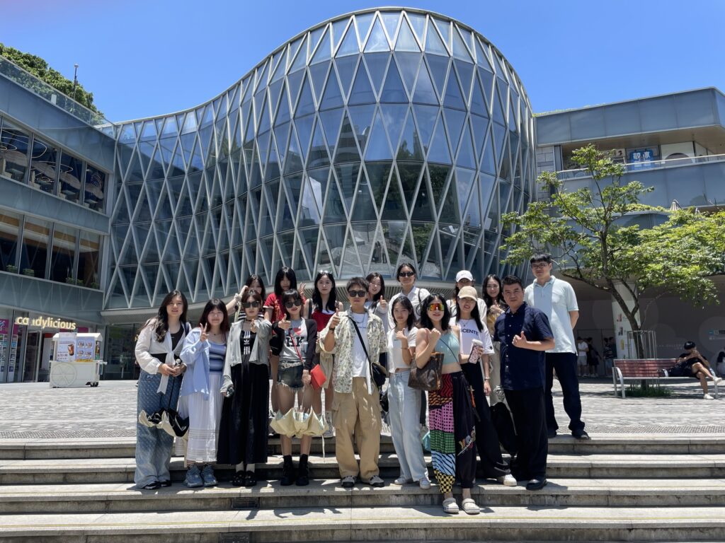 Students from the three universities participated in a one-day trip that included a visit to the famous scenic spot Victoria Peak.