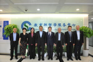 Wang Daquan, Director of the Chinese Service Center for Scholarly Exchange, takes a group photo with the CUHK delegation and other representatives from the Center.