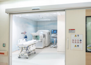 The 0.23T low-field MRI system offers several advantages over the standard MRI systems, including greatly enhanced flexibility, lower cost, smaller footprint, improved safety, no special shielding requirements, fewer metal object restrictions and standard power supply connectivity.