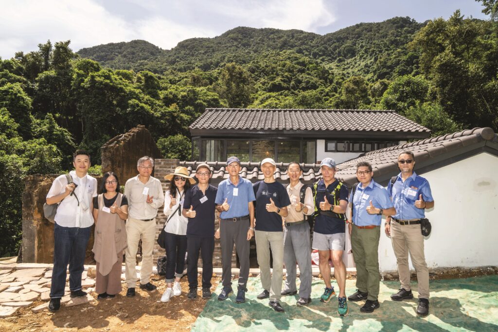 Guests at the opening ceremony included Mr Kevin Li, Senior Rural Conservation Manager (Strategy and Communications), Countryside Conservation Office (third from left); Mr Tsang Yuk On, Vice-Chairman of Sha Tau Kok Rural Committee and Representative of Mui Tsz Lam Village (fifth from left); officiating guest Professor K.S. Wong, Chairman of the Wu Zhi Qiao Charitable Foundation (sixth from left); Mr Lam Chiu Ying, The Hong Kong Countryside Foundation (fourth from left); and Mr George Au, Principal of the Hong Kong Institute of Construction (Kwai Chung Campus) (second from right).