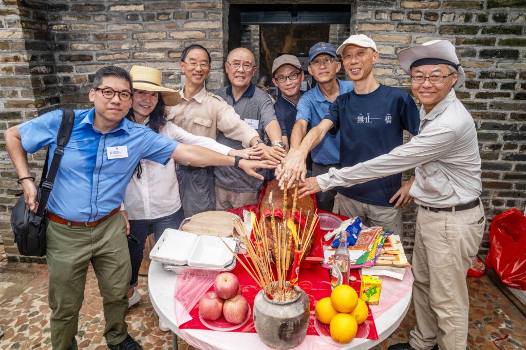 Traditional roast pig-cutting ceremony