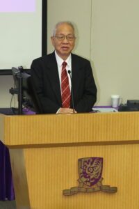 Professor Yau Shing-tung delivers a speech.